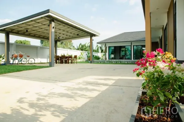บ้าน ขายในPhra Pradaeng, Samut Prakan - ลานจอดรถกว้างพร้อมหลังคา พื้นที่รับประทานอาหารกลางแจ้ง จักรยาน และสวนจัดแต่ง