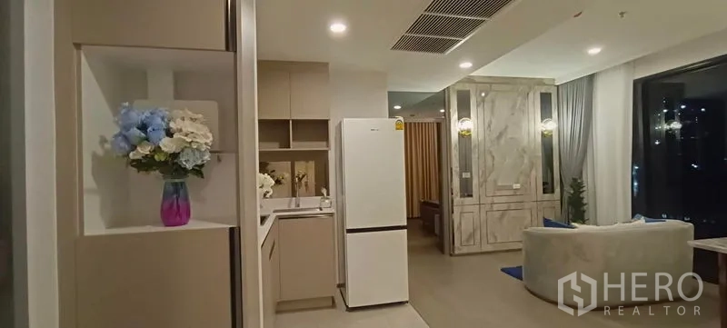 公寓 出租 - 开放式厨房，白色冰箱与柜体，连接客厅