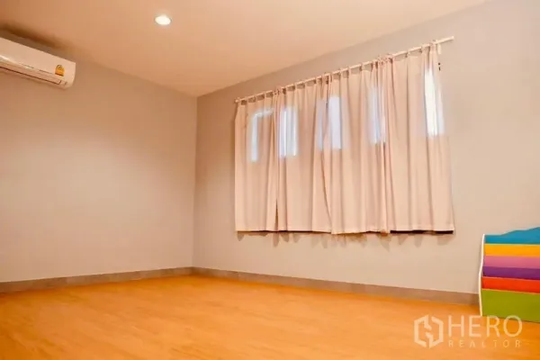 บ้าน ให้เช่าในPhasi Charoen, Bangkok - ห้องว่างพื้นไม้สีอุ่น ผนังสีเทา ม่านและไฟดาวน์ไลท์