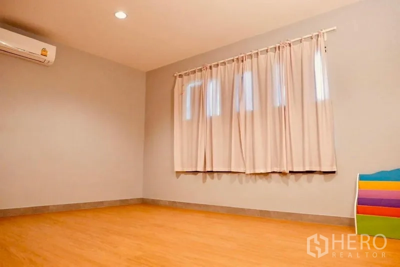 บ้าน ให้เช่าในPhasi Charoen, Bangkok - ห้องว่างพื้นไม้สีอุ่น ผนังสีเทา ม่านและไฟดาวน์ไลท์