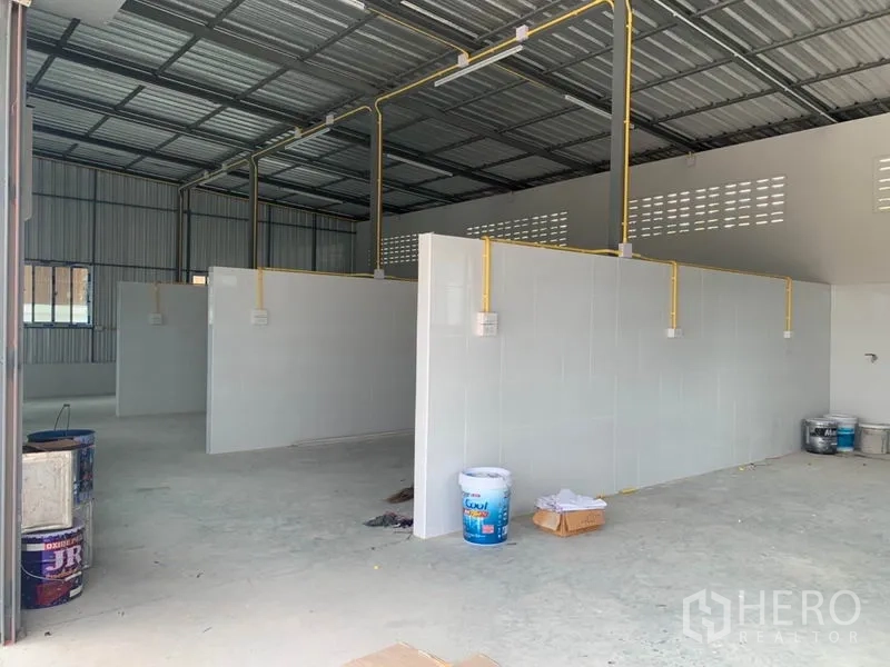 คลังสินค้า ให้เช่าหรือขายในThanyaburi, Pathum Thani - พื้นโกดังขนาดกว้าง แบ่งโซนการทำงาน พร้อมไฟส่องสว่างเหนือศีรษะ