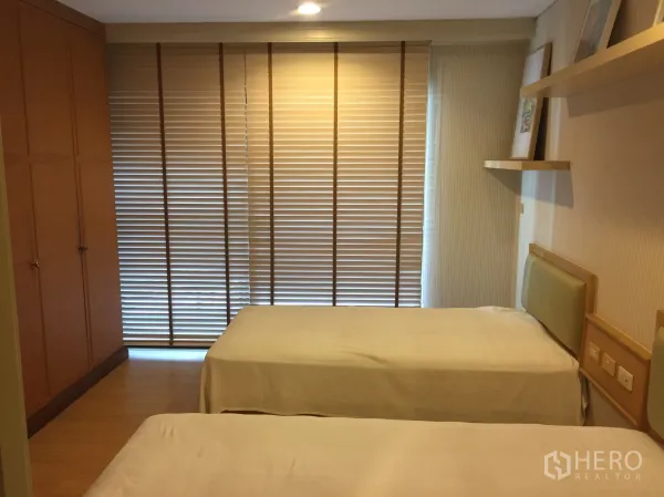 คอนโด ให้เช่าในPathum Wan, Bangkok - ห้องนอนเตียงคู่ พร้อมตู้เสื้อผ้าบิลต์อิน พื้นไม้ และมู่ลี่เต็มบาน