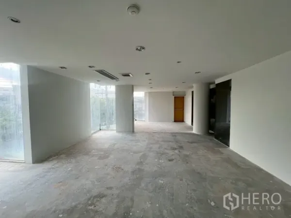 展厅 出租在Khlong Toei, Bangkok - 采光充足的转角空间，落地窗与白墙，适合展示或办公室。