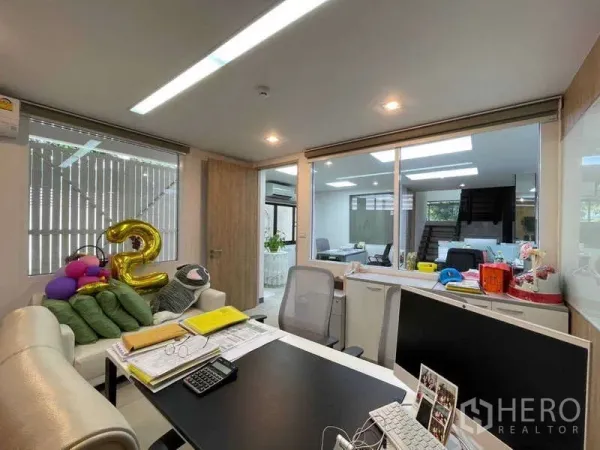 带办公室的家 出租在Watthana, Bangkok - 玻璃隔断的独立办公室，书桌可望见开放办公区