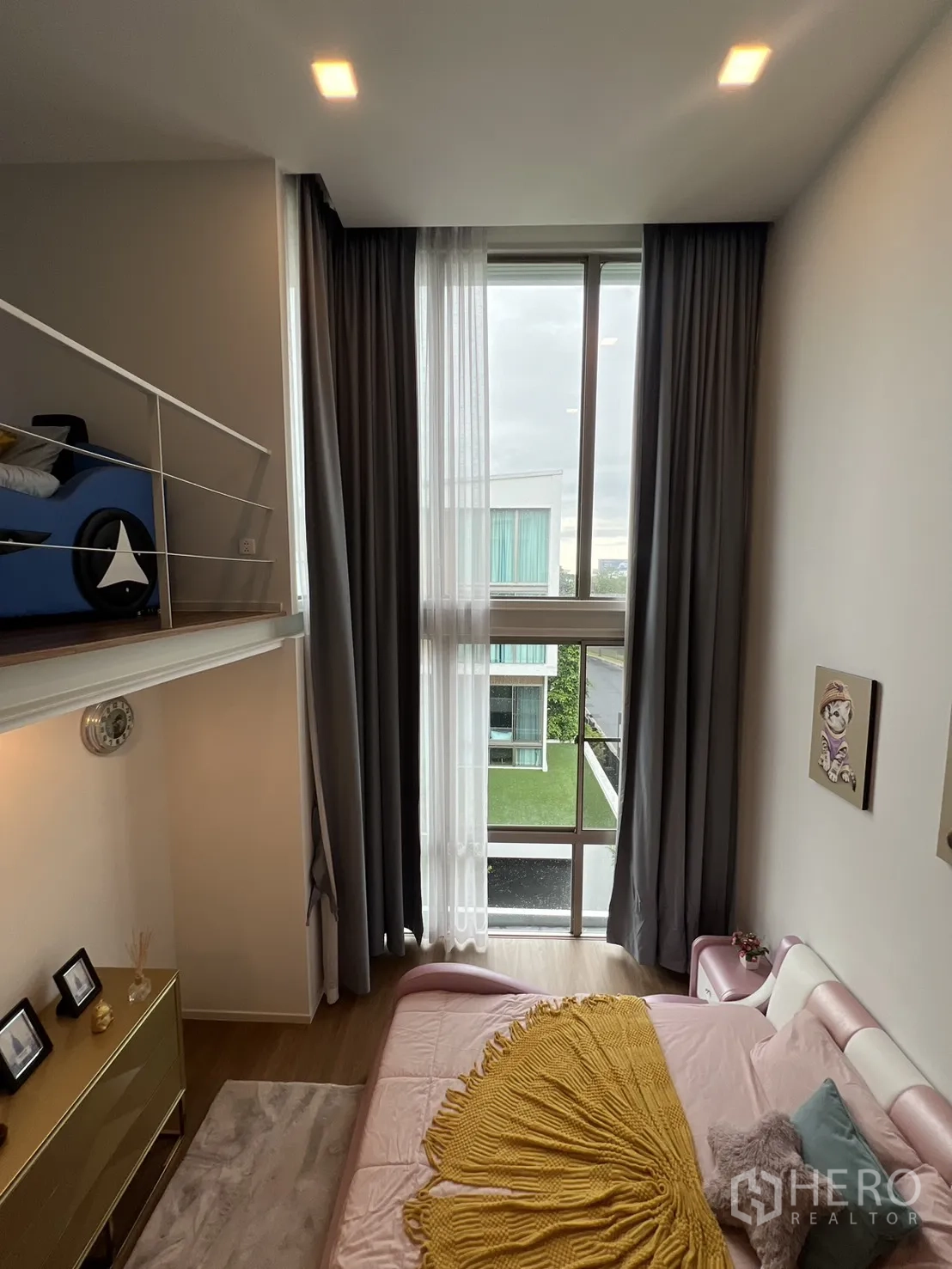 独立式住宅 出租在Saphan Sung, Bangkok - 粉色床卧室，挑高空间，园景视野