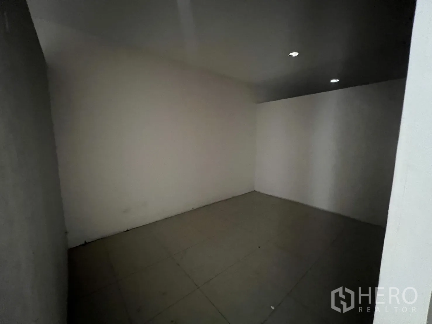 พื้นที่ขายปลีก ให้เช่าในKhlong Toei, Bangkok - ห้องโล่งสีขาวขนาดเล็ก พื้นกระเบื้อง พร้อมไฟดาวน์ไลท์