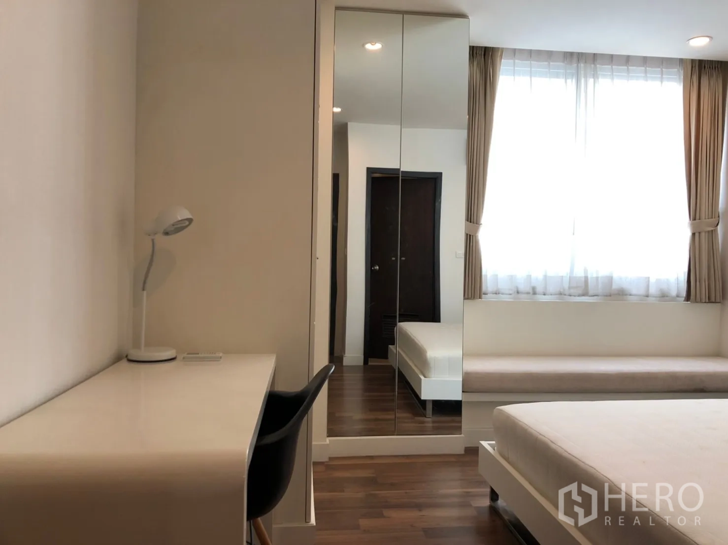 คอนโด ให้เช่าในPathum Wan, Bangkok - ห้องนอนรองพร้อมโต๊ะทำงาน เก้าอี้สีดำ ตู้เสื้อผ้าบานกระจก และหน้าต่างสว่าง