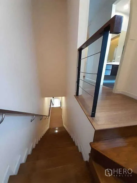 ทาวน์เฮาส์ ให้เช่าในKhlong Toei, Bangkok - บันไดไม้ราวเหล็กเชื่อมต่อแต่ละชั้น