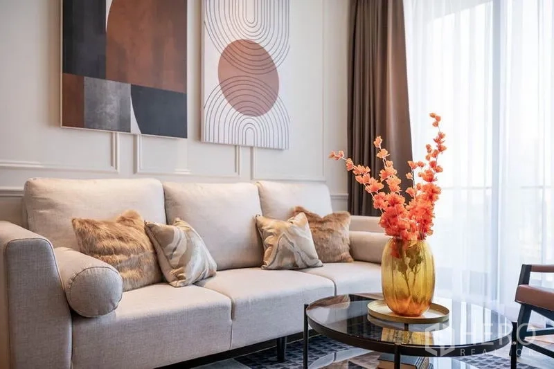 คอนโด ให้เช่าในKhlong Toei, Bangkok - โซฟาโทนสุภาพ หมอนลายเรขาคณิต ภาพแขวนผนัง และแสงจากระเบียง