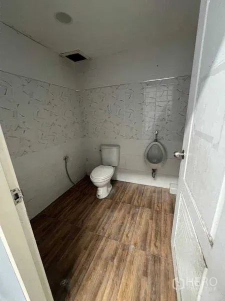 คลังสินค้า ให้เช่าในBang Khun Thian, Bangkok - ห้องน้ำในโกดัง ผนังปูกระเบื้อง พื้นลายไม้