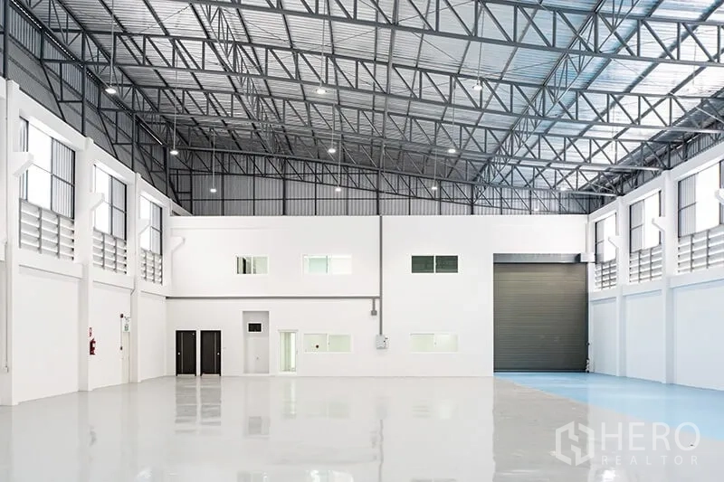 Warehouse for rent in Bang Bo, Samut Prakan - Warehouse nave facing the internal office block and motorized roller shutter.