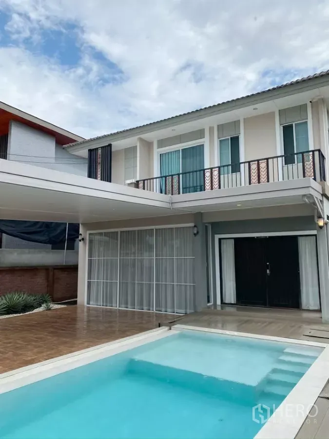 独立式住宅 出售在Sai Mai, Bangkok - Sai Mai现代两层独栋别墅，带阳台、遮蔽露台与私人泳池。