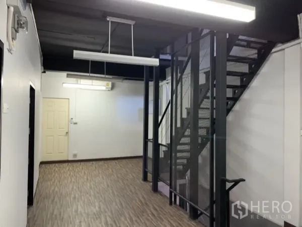 อาคารพาณิชย์ ให้เช่าในWatthana, Bangkok - พื้นที่ทำงานโอเพ่นแปลน มีบันไดเหล็ก แอร์ และพื้นลายไม้