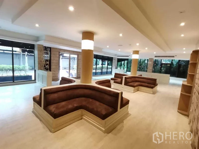 零售空间 出租在Pathum Wan, Bangkok - 采光充足大厅，多组L形卡座与全景窗。