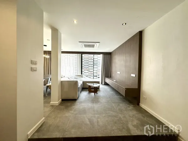 สำนักงานที่บ้าน ให้เช่าในPhra Khanong, Bangkok - โถงนั่งเล่นแบบโอเพ่นสเปซ พื้นกระเบื้องใหญ่ ผนังบิลท์อินและกระจกเต็มบาน