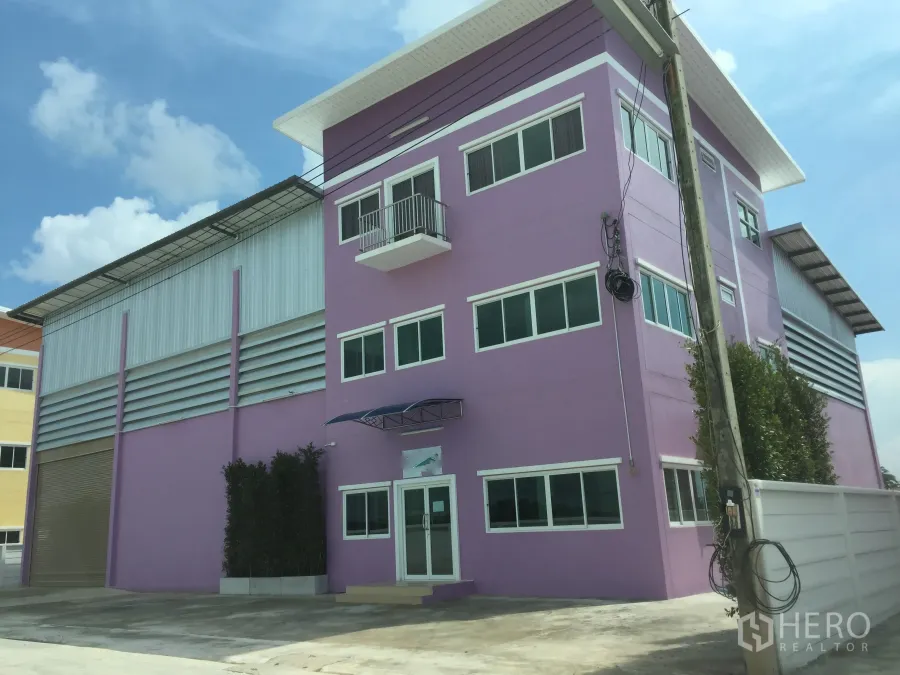 工厂 出租在Pathum Thani - 三层紫色办公室连体钢结构厂房，配大型卷闸门和宽阔混凝土装卸区，位于Khlong Luang。