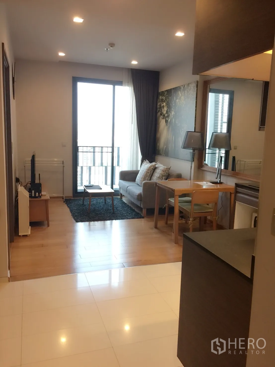 คอนโด ให้เช่าในKhlong Toei, Bangkok - โซนรับแขกและรับประทานอาหารแบบเปิดโล่ง มีประตูกระจกบานเลื่อนออกระเบียงและไฟดาวน์ไลท์