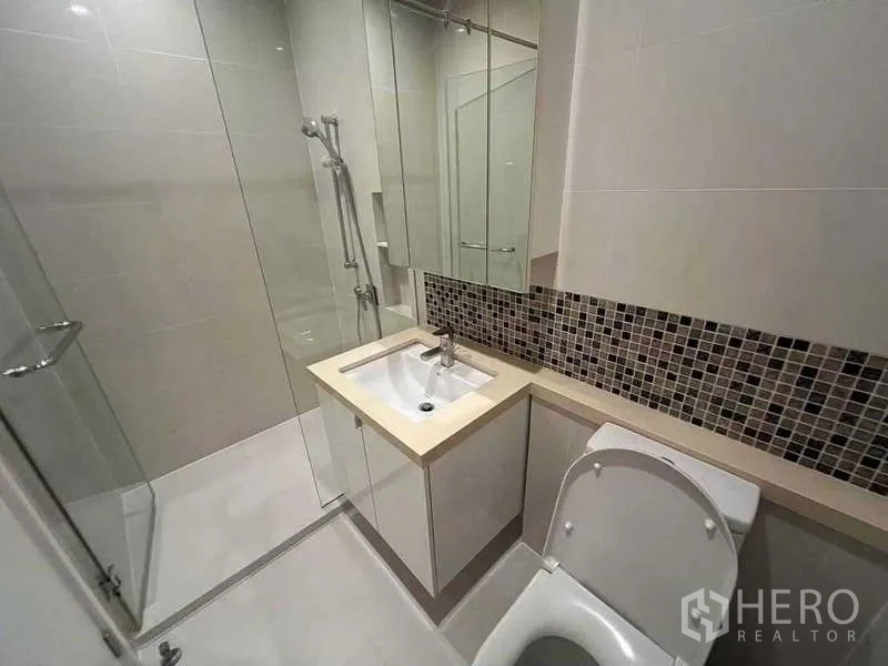 คอนโด ให้เช่า - ห้องน้ำทันสมัย ฝักบัวกระจก โทนขาว ตกแต่งโมเสก