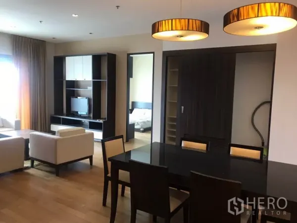 คอนโด ให้เช่าในWatthana, Bangkok - พื้นที่นั่งเล่นและรับประทานอาหารแบบเปิด พื้นไม้ ตู้ทีวีบิลท์อิน และทางเข้าห้องนอน