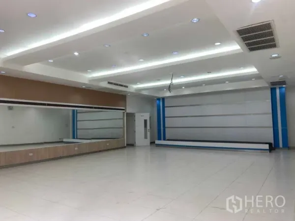 Office Space for rent in Saphan Sung, Bangkok - Open office space with platform, strip lighting and ceiling air vents