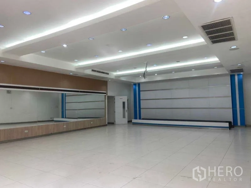 Office Space for rent in Saphan Sung, Bangkok - Open office space with platform, strip lighting and ceiling air vents