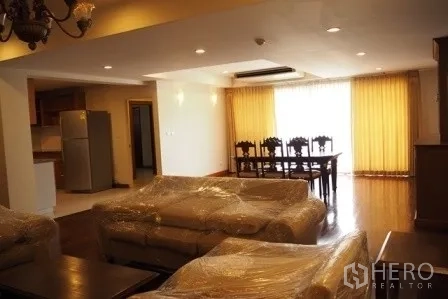 อพาร์ทเมนท์ ให้เช่าในPathum Wan, Bangkok - มุมมองจากห้องนั่งเล่นไปโต๊ะอาหาร หน้าต่างบานใหญ่ติดผ้าม่าน