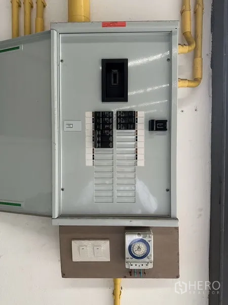 货栈 出租在Samut Prakan - 仓库内电力配电箱与定时器特写。