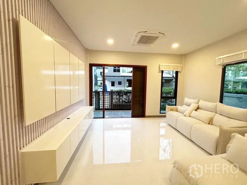 Detached House for rent in Bang Phli, Samut Prakan - Living room feature wall with built-in cabinets and terrace access.