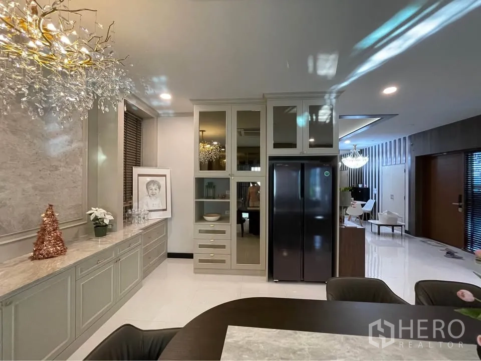 บ้านเดี่ยว for rent or sale in Bang Phli, Samut Prakan - แพนทรีพร้อมตู้กระจกและตู้เย็นสองประตู