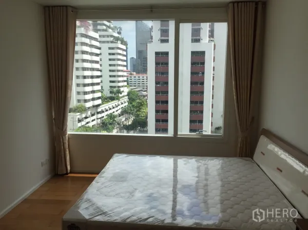 公寓 出租或出售在Watthana, Bangkok - 明亮卧室，木地板与落地窗，享城市景观的曼谷公寓。