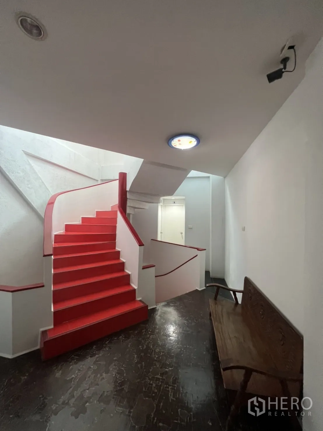 อาคารพาณิชย์ ให้เช่าในKhlong Toei, Bangkok - โถงบันไดโทนขาวแดงพร้อมกล้องวงจรปิด