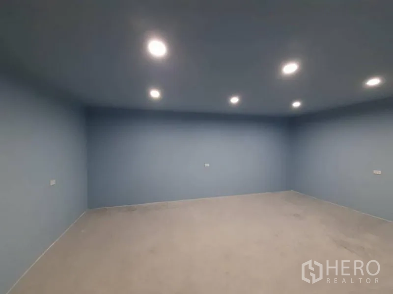 货栈 出租在Lam Luk Ka, Pathum Thani - 仓内办公室，吊顶嵌灯与粉刷墙面。