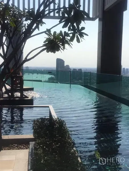 Condominium for rent in Sathon, Bangkok - Rooftop infinity pool with glass balustrade and panoramic Bangkok skyline views.