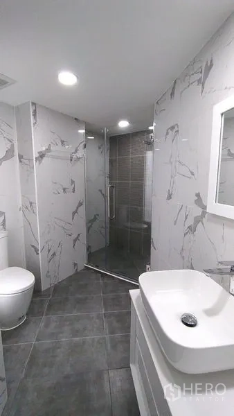 คอนโด ให้เช่าในWatthana, Bangkok - ห้องน้ำรีโนเวท ฝักบัวกระจกบานเลื่อน อ่างล้างหน้าแบบวางบนเคาน์เตอร์ ผนังลายหินอ่อน