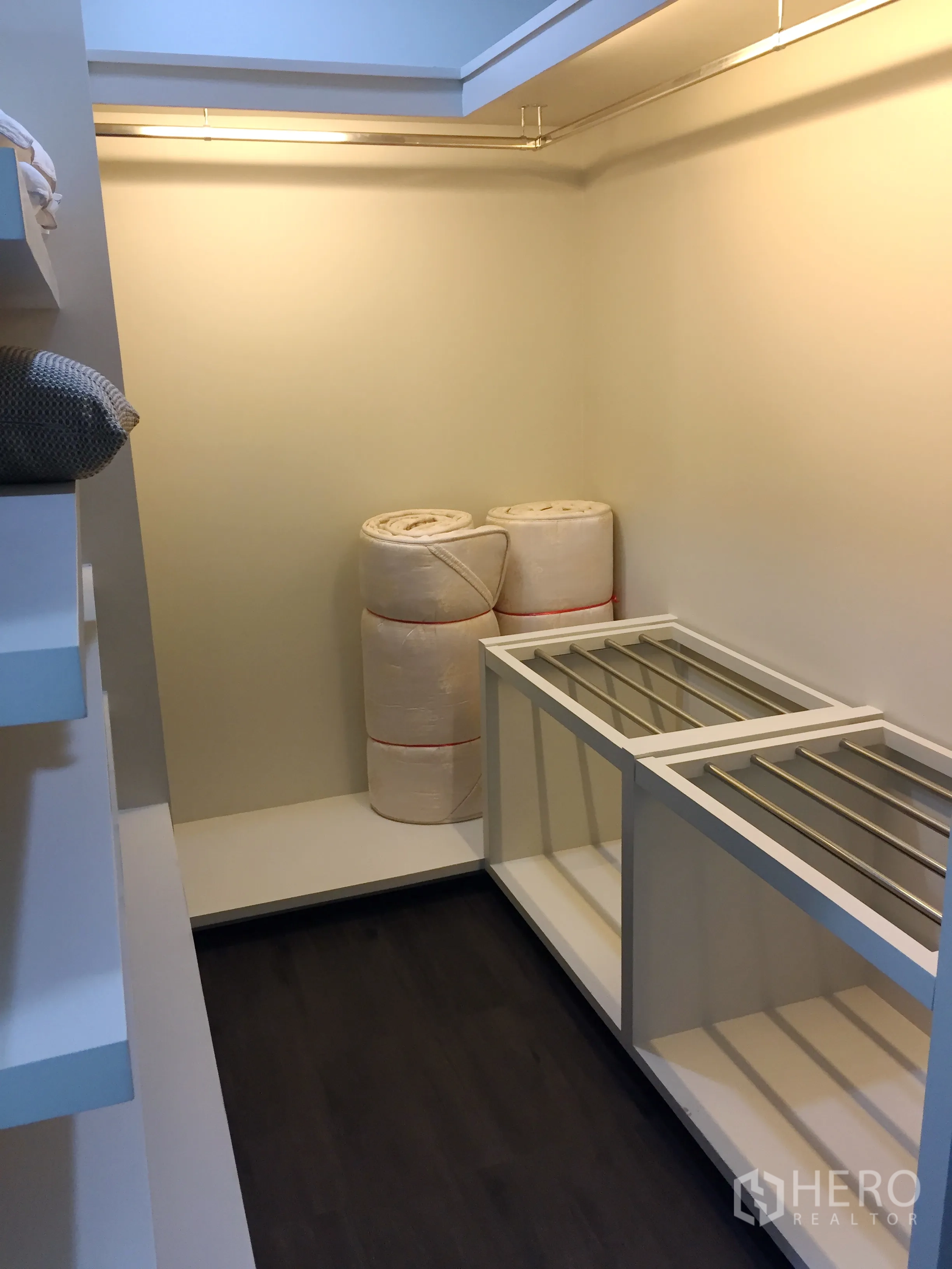 คอนโด ให้เช่าในPathum Wan, Bangkok - วอล์กอินคลอเซ็ตกว้างขวาง มีชั้นวาง ราวแขวน และพื้นไม้สีเข้ม