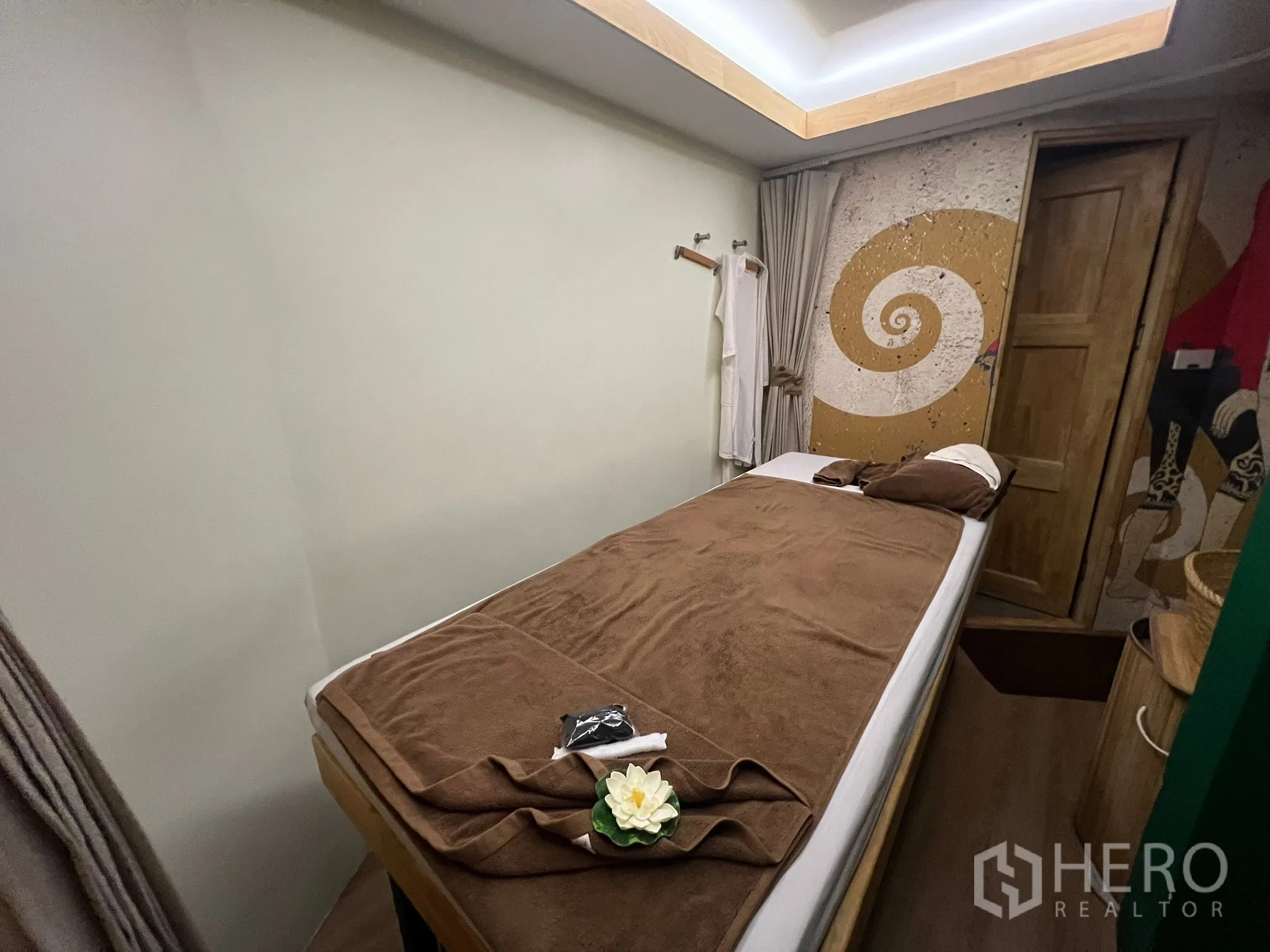 พื้นที่ขายปลีก ให้เช่าในKhlong Toei, Bangkok - ห้องส่วนตัวเตียงเดียว แสงไฟนุ่มนวล และผนังลายศิลป์.