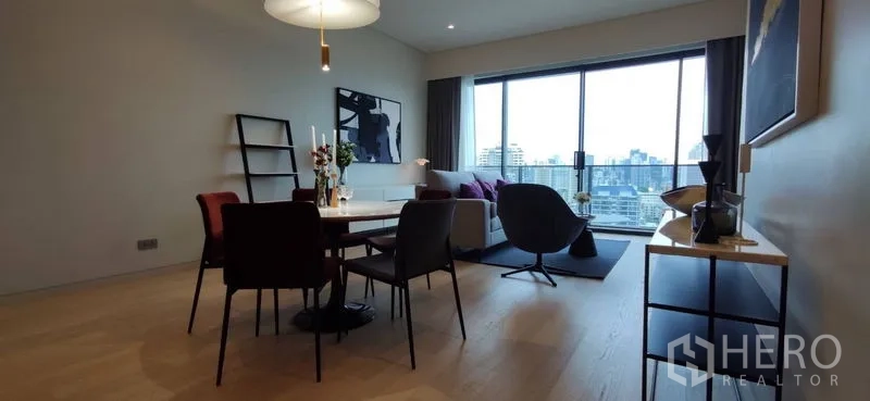 คอนโด ให้เช่าหรือขายในWatthana, Bangkok - คอนโซลทางเข้า กระจกกลม และแจกันตกแต่ง