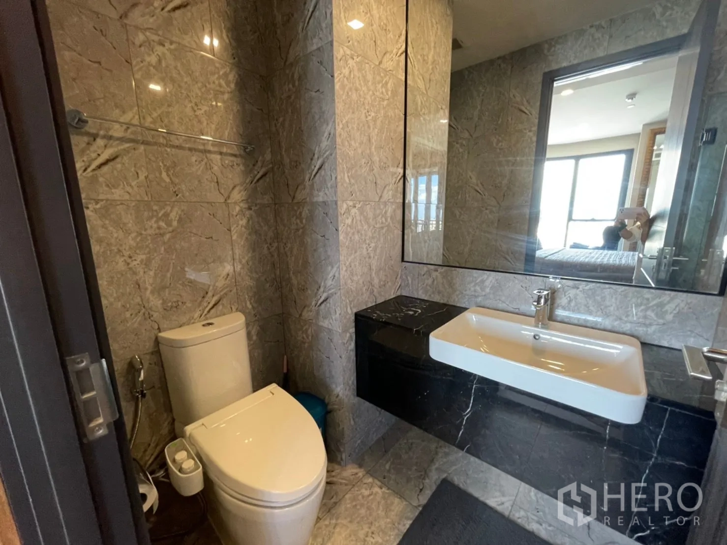 公寓 for rent in Watthana, Bangkok - 现代化浴室，石材墙面、大镜面与长台盆。