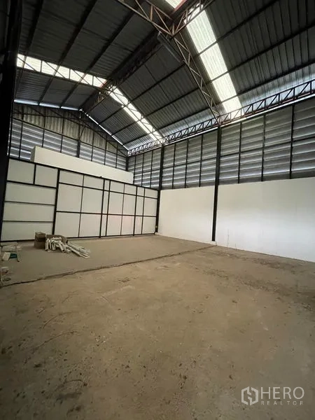 工厂 出租在Lat Lum Kaeo, Pathum Thani - 高跨仓库区，通风金属墙与隔断。