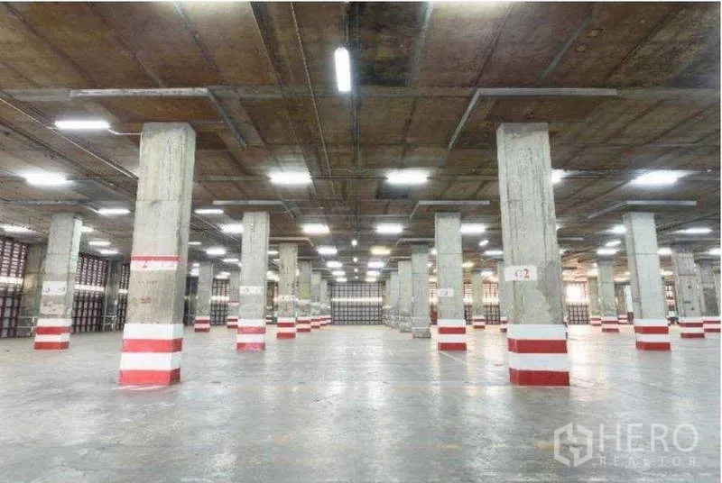 货栈 出租在Phra Pradaeng, Samut Prakan - 照明充足的仓库内部，通道宽敞、立柱稳固。