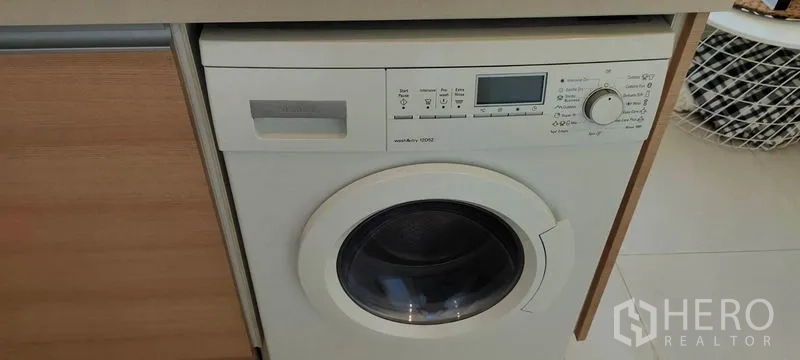 คอนโด ให้เช่าหรือขายในKhlong Toei, Bangkok - เครื่องซักผ้าฝาหน้า บิลต์อินใต้เคาน์เตอร์