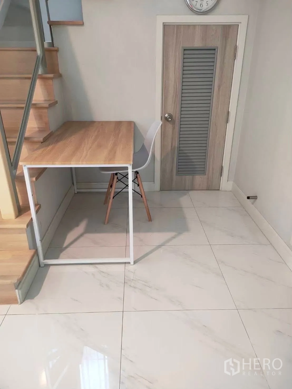 บ้านเดี่ยว for rent in Bang Phli, Samut Prakan - มุมทำงานข้างบันไดพร้อมโต๊ะไม้และเก้าอี้ บนพื้นกระเบื้องเงา