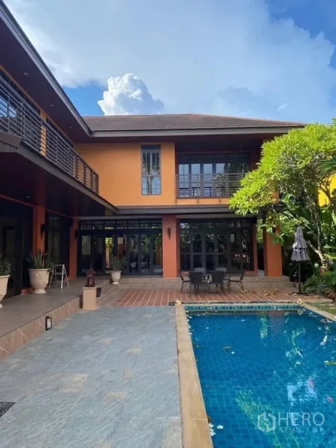 บ้าน ให้เช่าในSuan Luang, Bangkok - บ้านเดี่ยวสองชั้นในกรุงเทพฯ พร้อมสระว่ายน้ำส่วนตัว พื้นที่นั่งเล่นและสวนทรอปิคัล