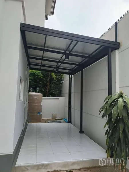 บ้าน ให้เช่าในBang Kapi, Bangkok - เฉลียงหรือที่จอดรถมุงหลังคาโครงเหล็ก พื้นกระเบื้อง และแท็งก์น้ำ