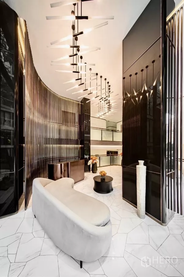 คอนโด ให้เช่าในKhlong Toei, Bangkok - ล็อบบี้หรูหราพร้อมโซฟาทรงประติมากรรมและโคมระย้า