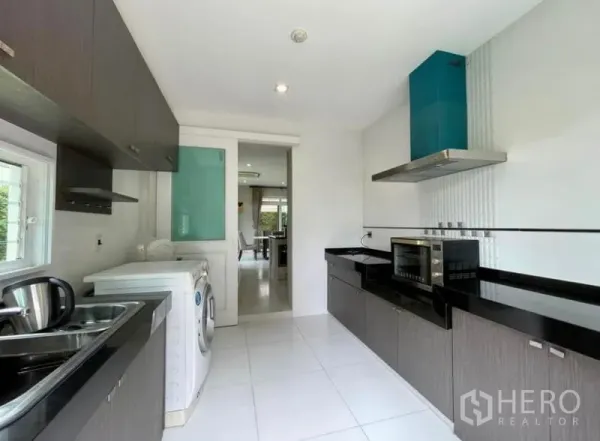 Detached House for rent in Bang Phli, Samut Prakan - Secondary kitchen with black countertops, cabinetry, window and washing machine.