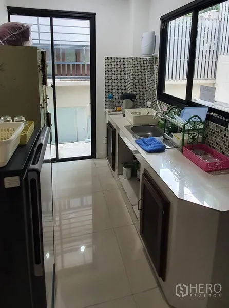 สำนักงานที่บ้าน ให้เช่าในChatuchak, Bangkok - พื้นที่แพนทรีตกแต่งกระเบื้องโมเสก มีซิงก์และประตูกระจกบานเลื่อน