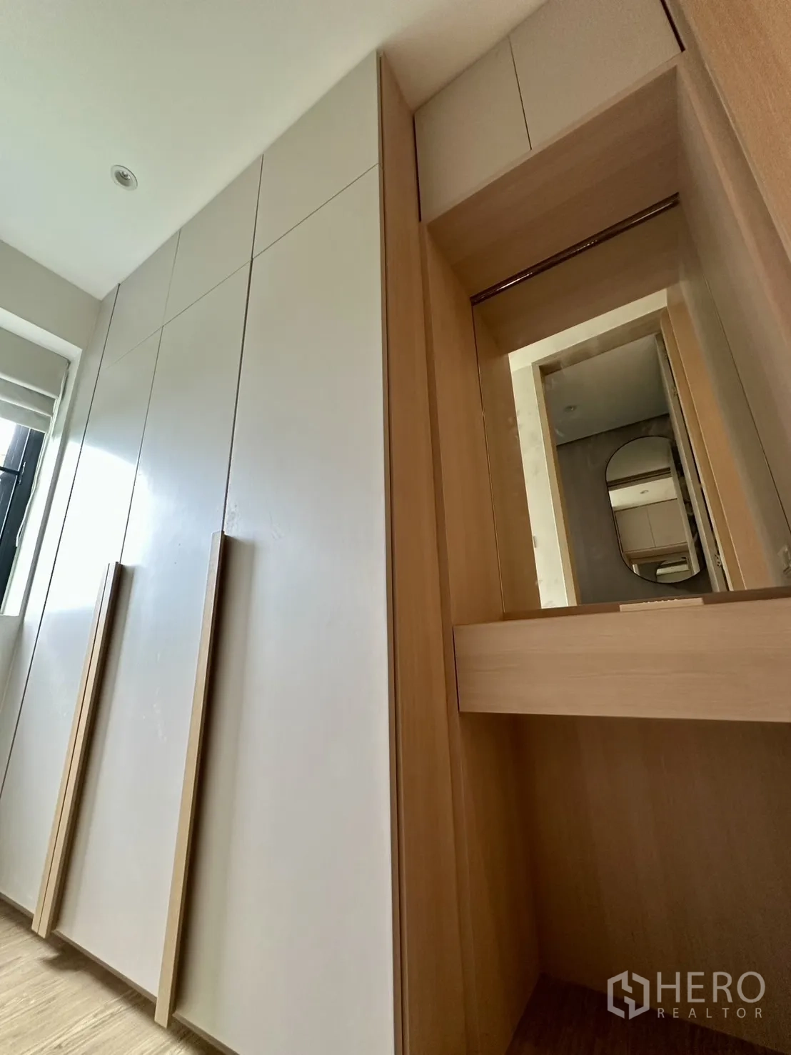 带办公室的家 出租在Phra Khanong, Bangkok - 高大的定制衣柜与带镜梳妆位，浅木色调。