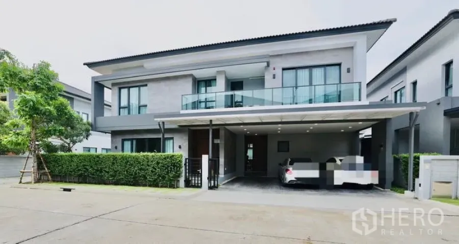 Detached House for rent in Bang Phli, Samut Prakan - Street view of contemporary detached house with hedges and driveway.