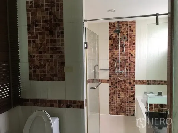 อพาร์ทเมนท์ ให้เช่าในWatthana, Bangkok - ห้องน้ำสมัยใหม่พร้อมฝักบัวกระจกกั้นลายโมเสกและอ่างล้างหน้าขนาดกะทัดรัด